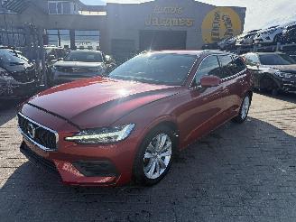 krockskadad bil auto Volvo V-60 2.0 D3 MOMENTUM 2019/2