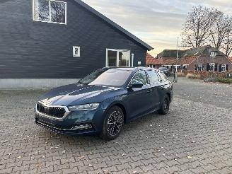 Coche accidentado Skoda Octavia TSI AUTOMAAT HYBRIDE NAVI CLIMA VIRT DASH CAMERA TREKHAAK LED B.J 12-2024 2024/12