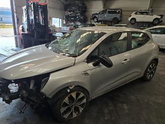 Damaged car Renault Clio  2021/5