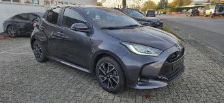 Damaged car Toyota Yaris 1.5 Hybride* Navigatie*LED*Aluminium velgen*Camera*trekhaak*KeylessGo* 2023/10