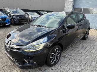 Vaurioauto  passenger cars Renault Clio RENAULT CLIO 1.5D 2017 2017/2