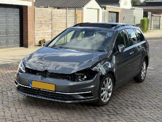 Unfallwagen Volkswagen Golf 1.5 TSI Pano AUTOMAAT 2017/1