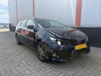uszkodzony samochody osobowe Toyota Auris Touring Sports 1.8 hybride 2014/1