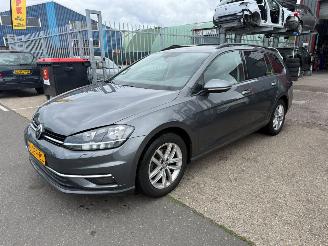 uszkodzony samochody osobowe Volkswagen Golf 1.6 TDI / DSG / 2017/4