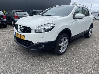 krockskadad bil auto Nissan Qashqai 2.0 aut. 2013/8