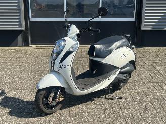 krockskadad bil bromfiets Sym  Mio 50 2016/9