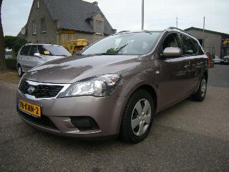Voiture accidenté Kia Cee d 1.6 CRDI X-TRA 85 KW MET OA CLIMATRONIC ENZ PRIJS IS INCL BTW EN BPM 2010/2