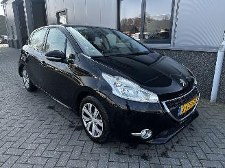 Voiture accidenté Peugeot 208 1.2 VTi Envy 2013/8